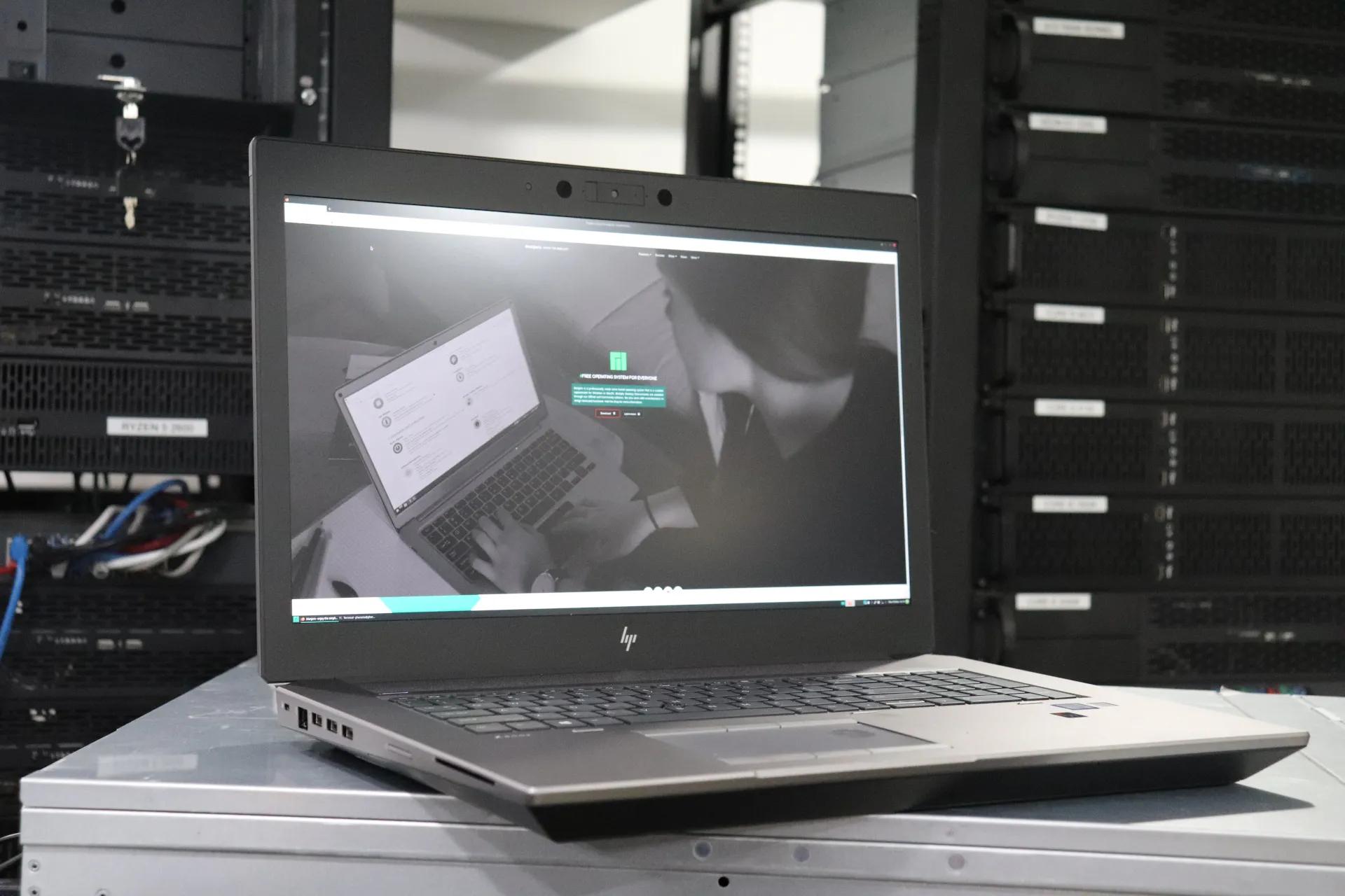Oude HP ZBook die wordt gebruikt voor een lokale AI-assistent